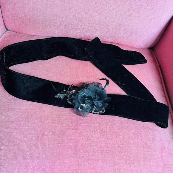 BelAire Bridal Black velvet belt/sash with silk floral appliqué size large - Picture 7 of 12
